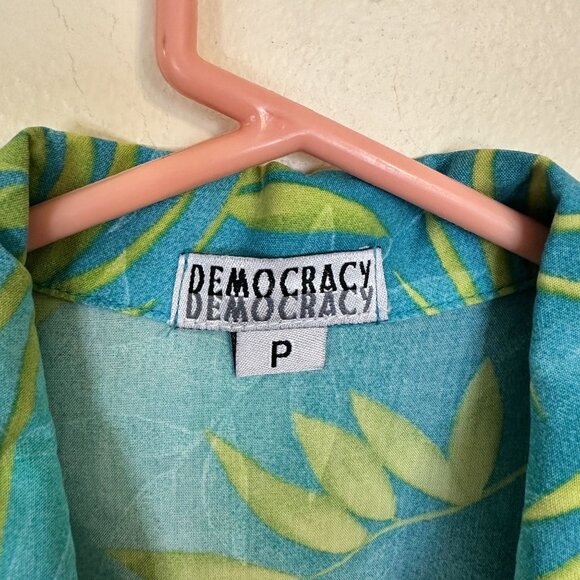 Democracy Womens Top Tropical Print Button Up Shirt USA Medium Hawaiian - Picture 2 of 7